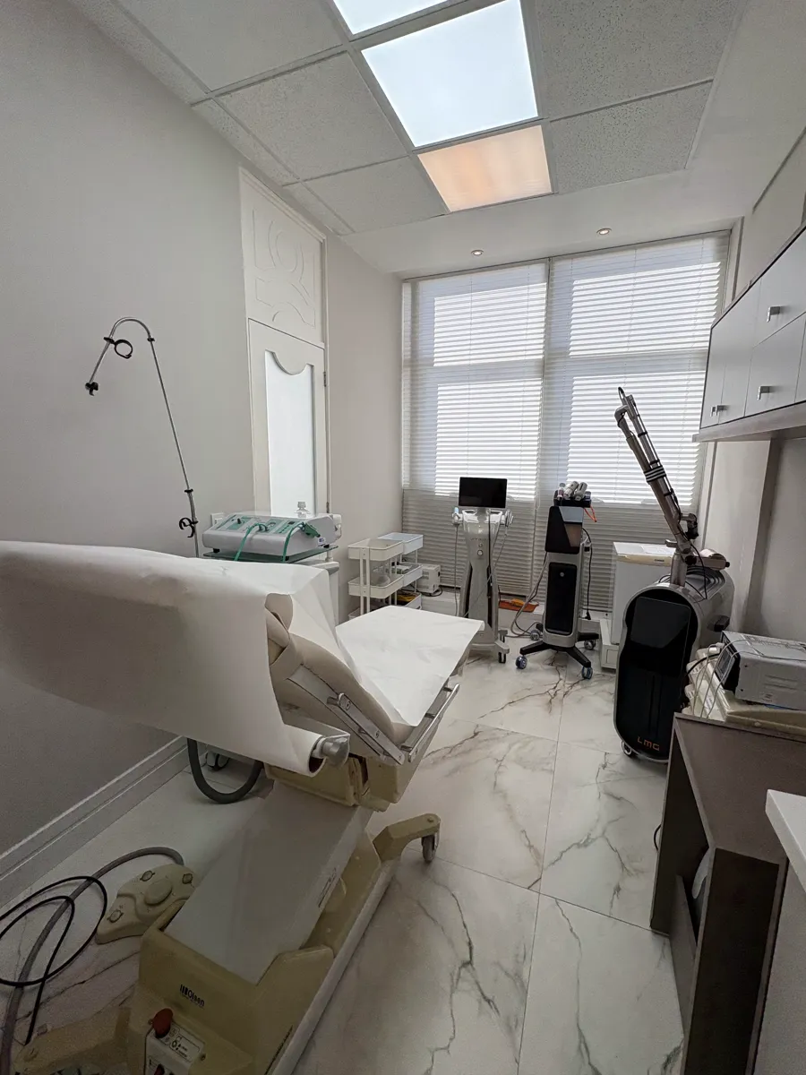 Sala de procedimentos com maca e aparelhos (1 de 4)