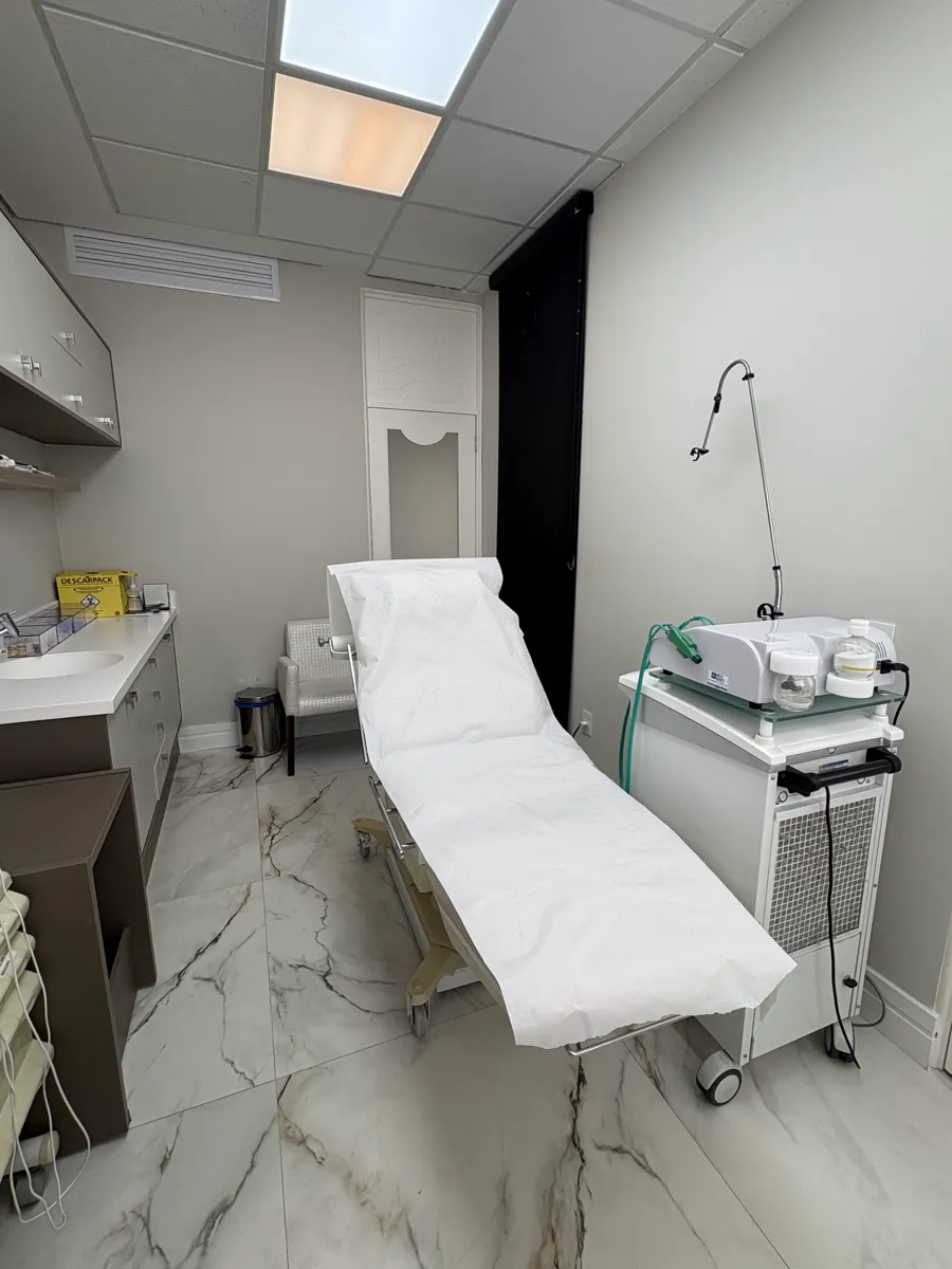 Sala de procedimentos com maca forrada (2 de 4)